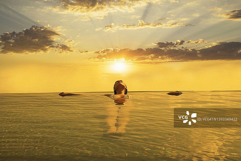 在热带海滩上的年轻女人图片素材