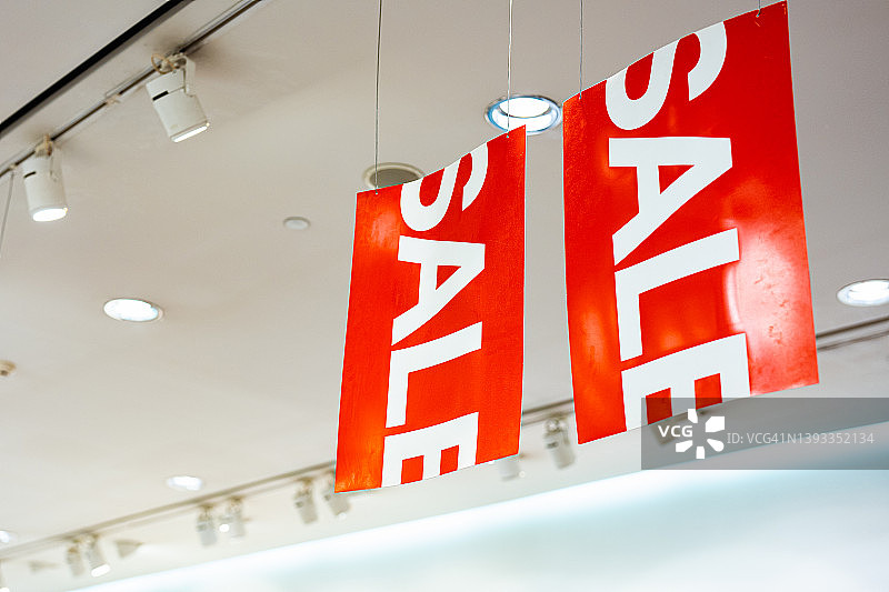 购物中心商店内悬挂的红色促销标志图片素材