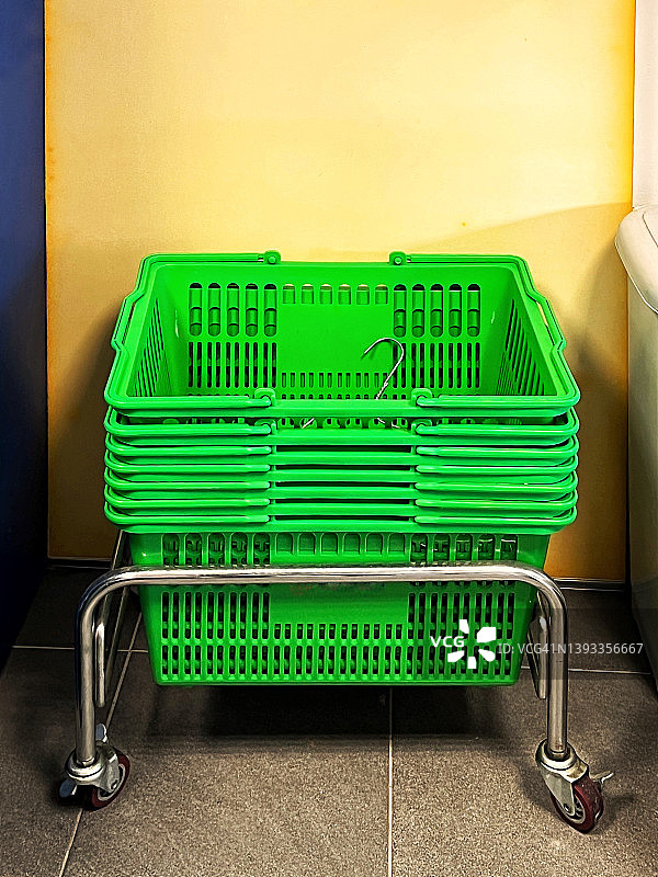 绿色塑料购物篮图片素材