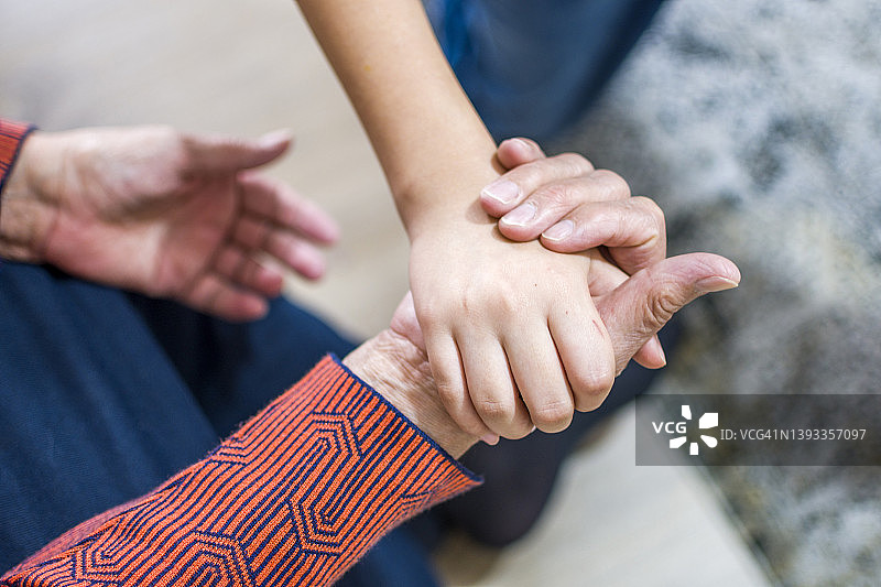 你现在在一个安全的地方图片素材