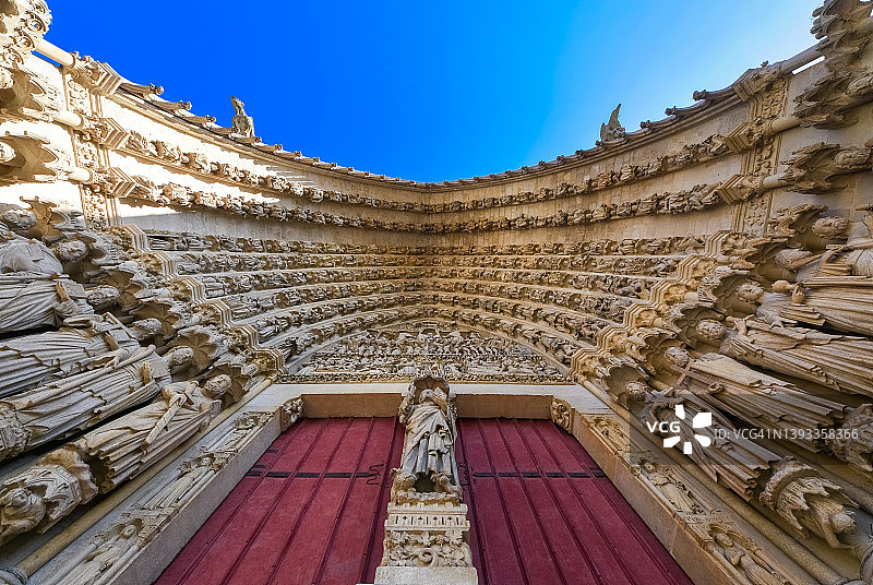 法国亚眠大教堂主立面的壮丽三角楣图片素材