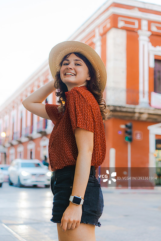 女人在墨西哥梅里达行走图片素材