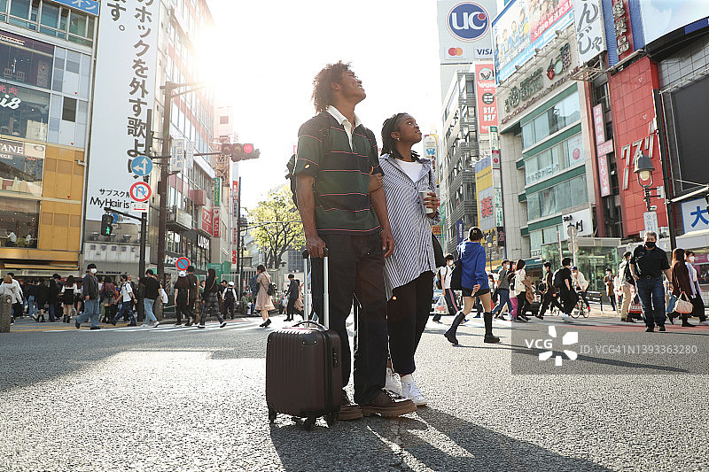 年轻的黑人情侣在旅行中散步。图片素材