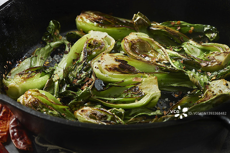 铸铁烤箱烤小唐菜图片素材