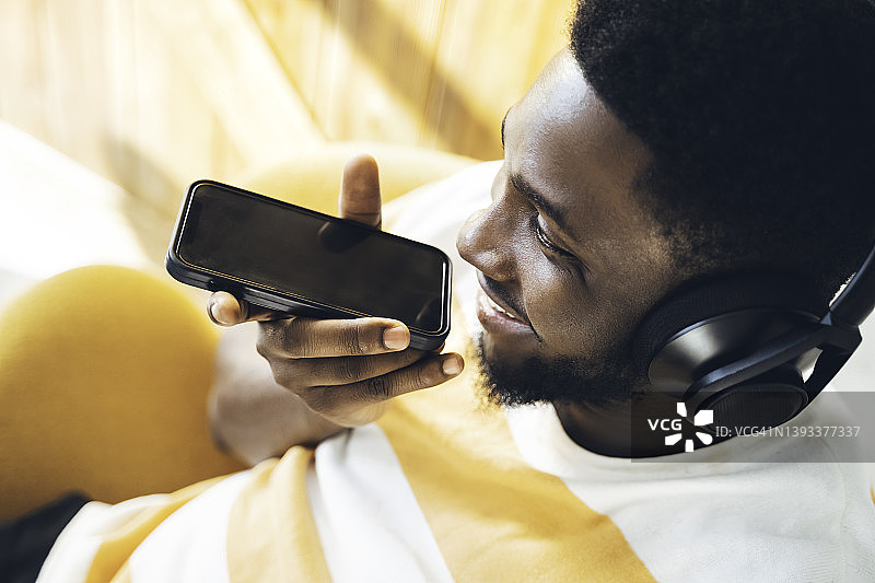 非裔美国创业者使用手机录制语音信息图片素材