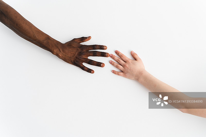 黑白双手紧握，团结一致图片素材