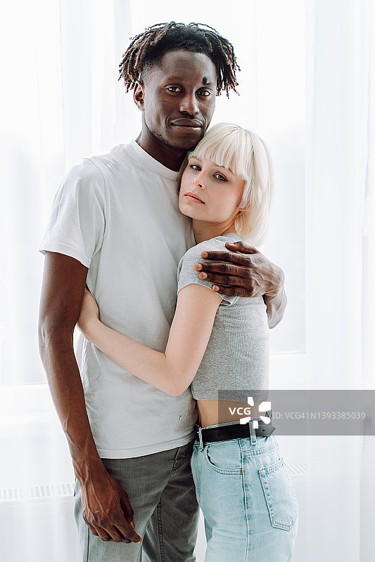 严肃的情侣，男人和女人站着拥抱在一起。爱情关系。黑白的图片素材