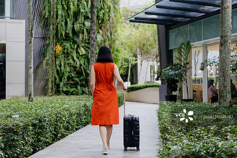 年轻女游客在城市中漫步图片素材