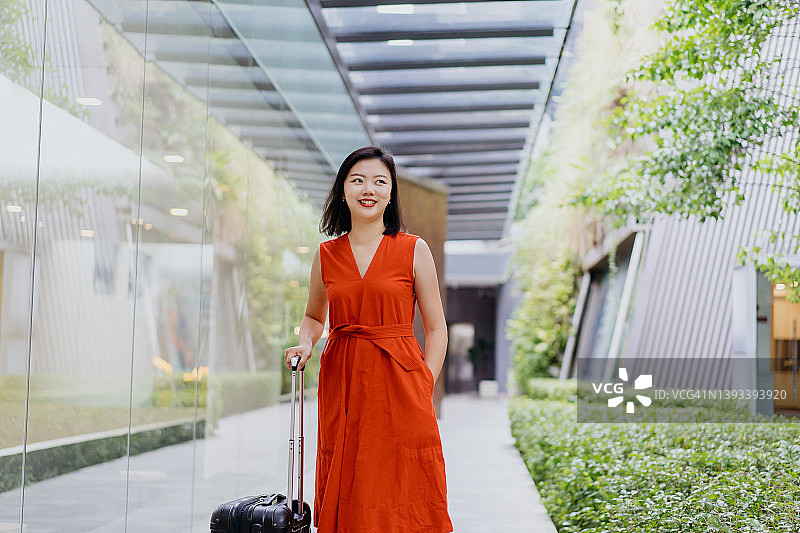 年轻女游客在城市中漫步图片素材