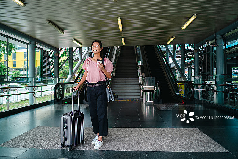 在机场外拉着行李箱的女人图片素材