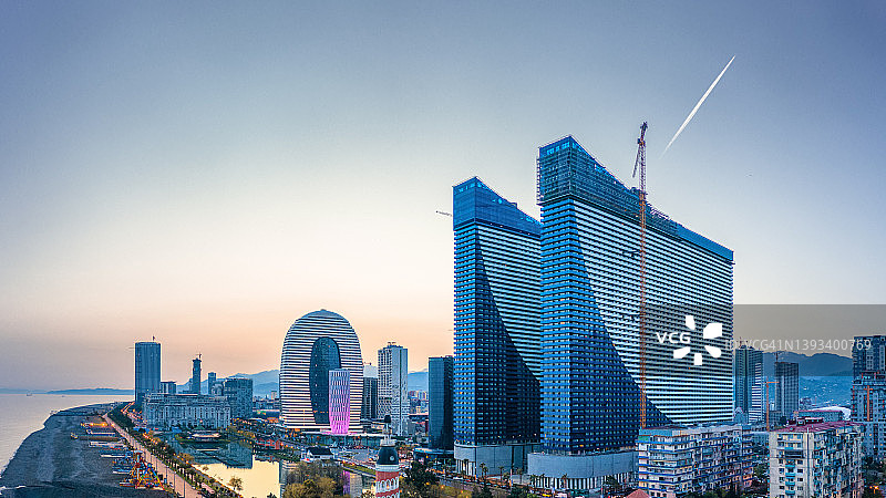 海滨城市摩天大楼的黎明图片素材