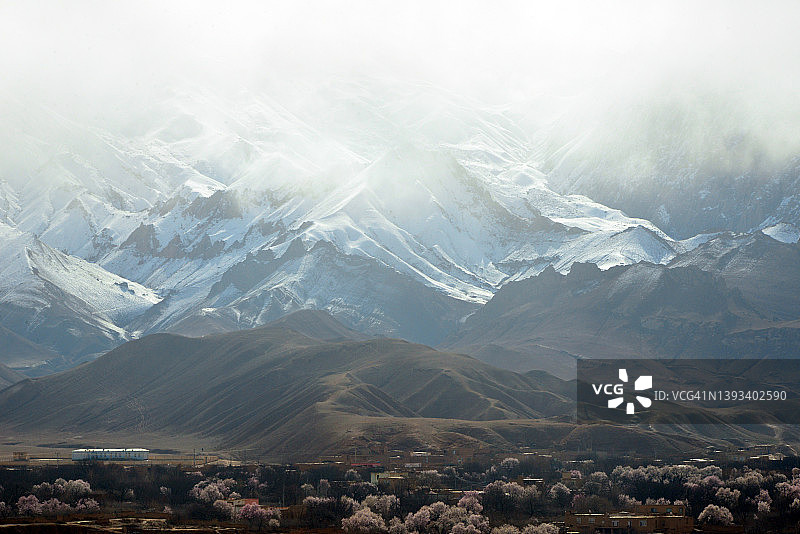 阿富汗巴尔赫省库尔姆地区的雾中雪峰图片素材