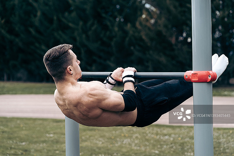 练习体操的青少年男孩图片素材