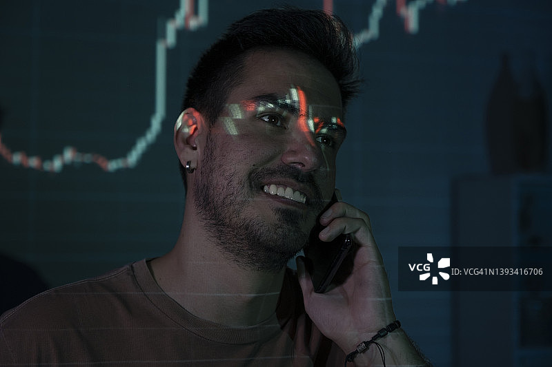 男子在线交易加密货币图片素材