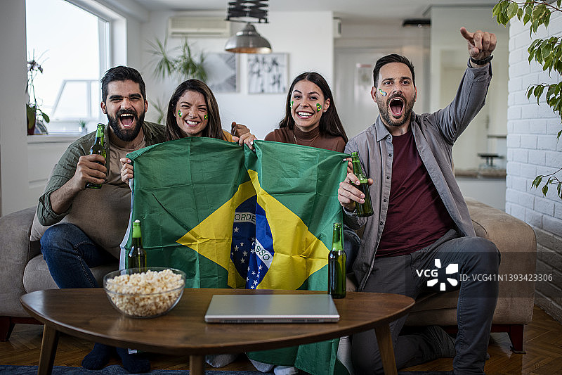 巴西球迷在电视上看足球比赛图片素材