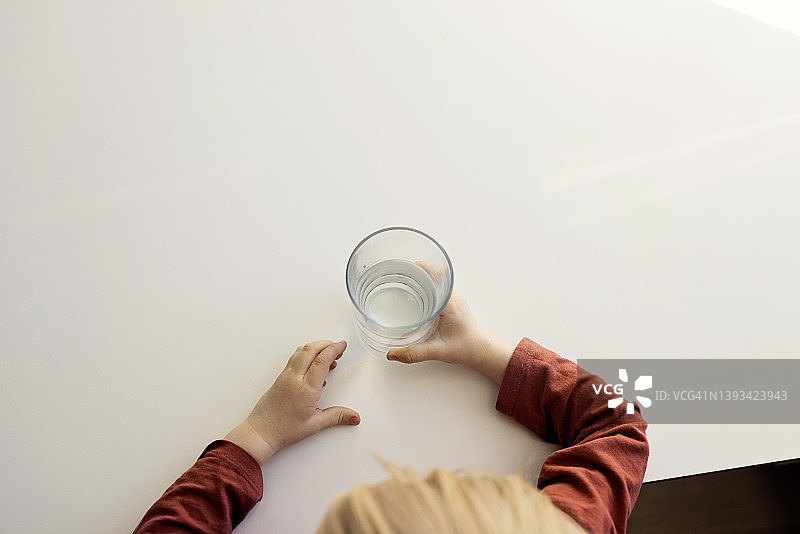 儿童喝水图片素材