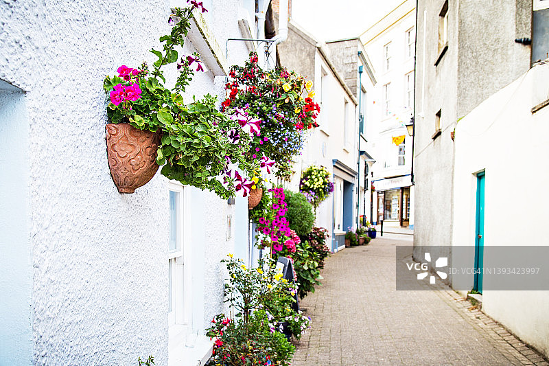 英国滕比装饰着花篮的巷道图片素材