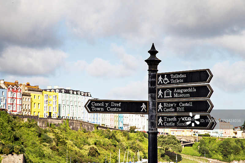 英国滕比的双语路牌和彩色排屋图片素材