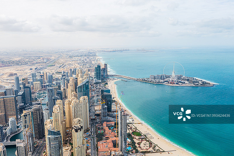 迪拜码头未来主义天际线和面向阿拉伯海的海滩航拍图片素材