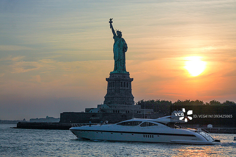 纽约自由女神像，日落背景图片素材