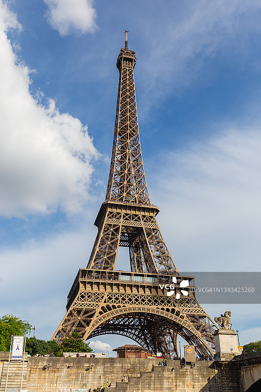 法国巴黎塞纳河埃菲尔铁塔日间景观图片素材