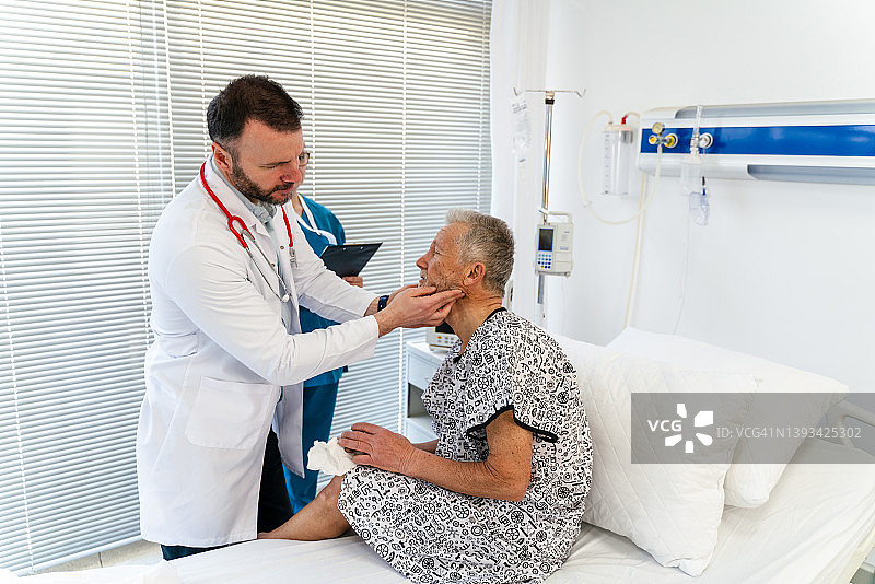 医院里拿着剪贴板的老人和医生图片素材