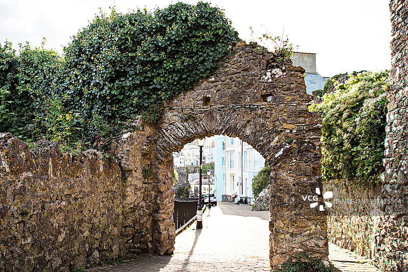 英国坦比城堡遗址与绿色植被图片素材