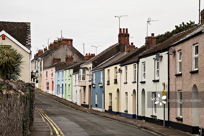 英国滕比的彩色房屋街道，阴天图片素材
