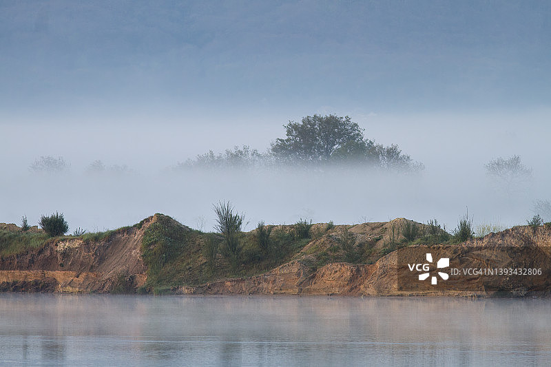沼泽上的晨雾图片素材