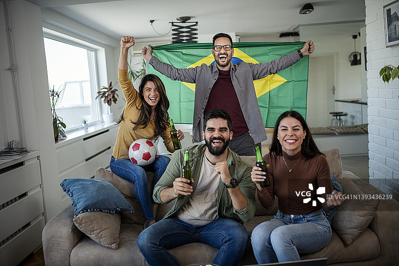 巴西球迷在电视上看足球比赛图片素材