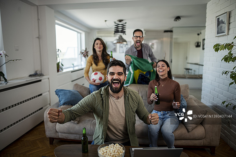 巴西球迷在电视上看足球比赛图片素材