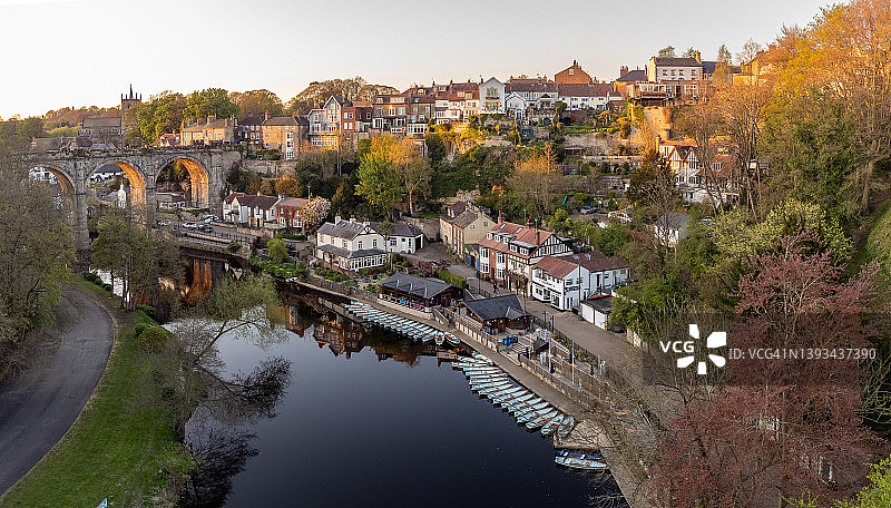英国北约克郡克纳雷斯伯勒历史铁路高架桥和尼德河日落航拍图片素材
