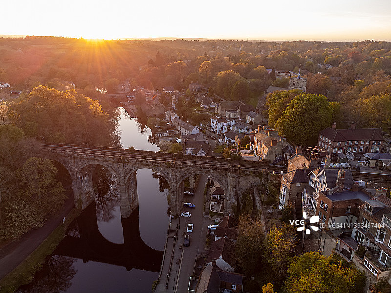 英国北约克郡克纳雷斯伯勒历史铁路高架桥和尼德河日落航拍图片素材