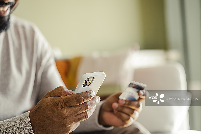 通过手机进行的便捷电子商务活动图片素材