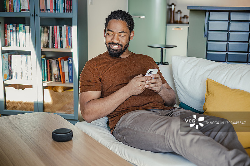 客厅桌子上的智能音箱图片素材