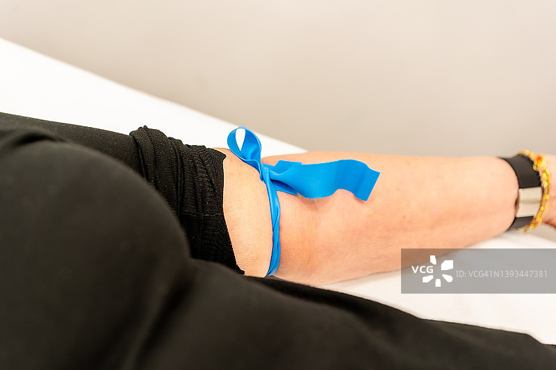 顾客在美容中心或医院准备抽取血样图片素材