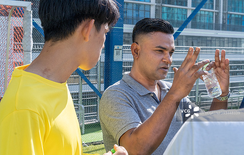 教练向足球队讲解比赛计划和策略图片素材