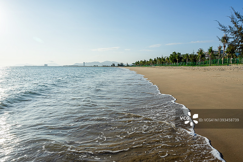 阳光下的海滩图片素材