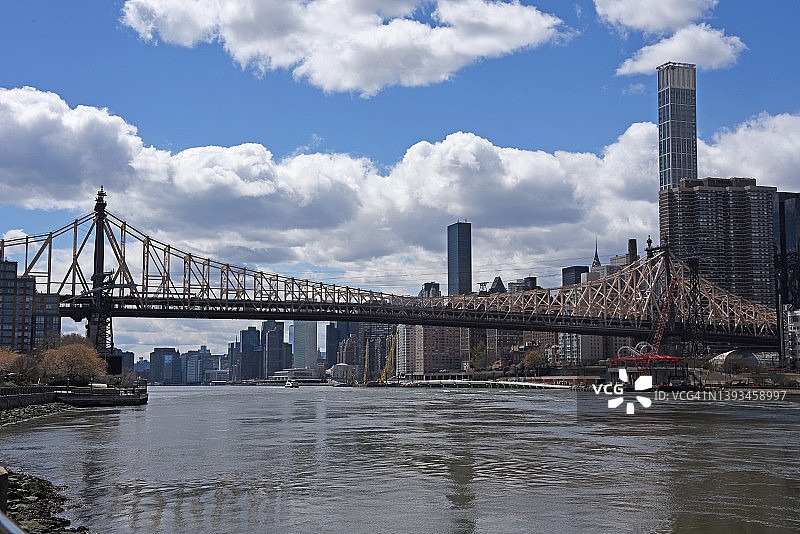 从罗斯福岛曼哈顿一侧看到的第59街大桥（又称埃德·科赫皇后区大桥）的照片。这张照片是4月17日星期日拍摄的东河的南行方向。图片素材