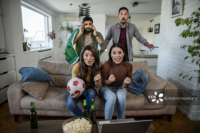 巴西球迷在电视上看足球比赛图片素材