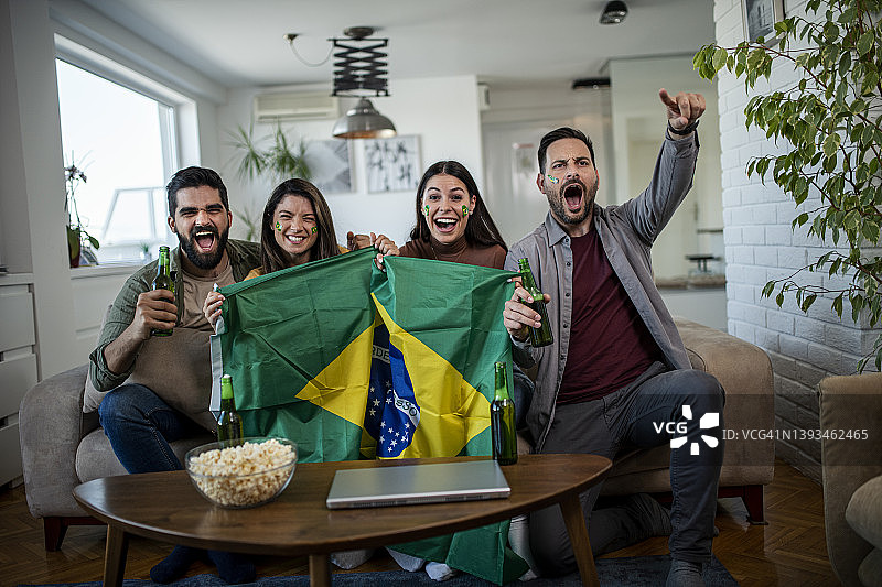 巴西球迷在电视上看足球比赛图片素材