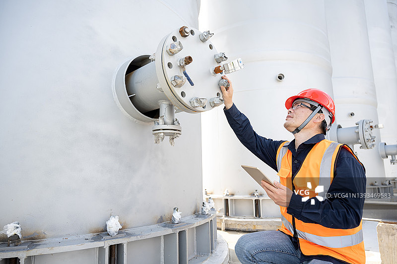 使用平板电脑进行检查的工程师图片素材