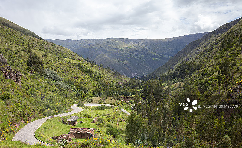 秘鲁卡尔卡镇附近的神圣山谷公路图片素材