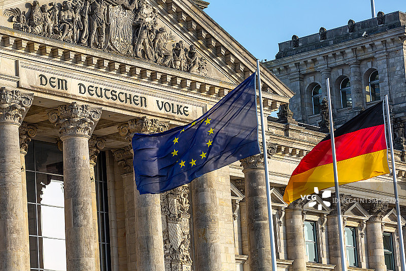 柏林国会大厦前的德国和欧盟旗帜图片素材