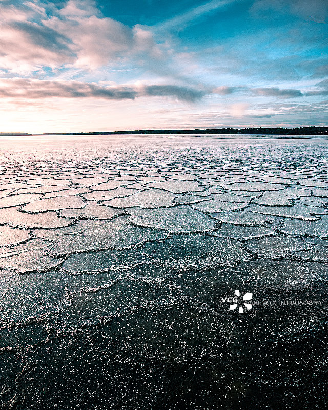 日落时分的裂冰图片素材