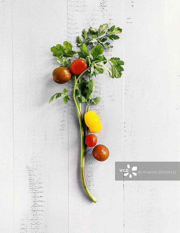 白色木质背景上的欧芹和樱桃番茄图片素材