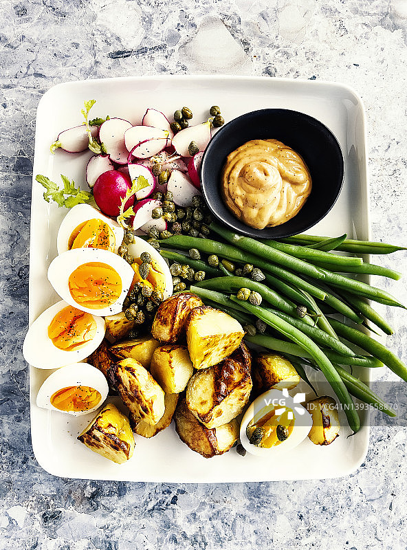 开胃菜拼盘（青豆、煮鸡蛋、烤土豆配蒜泥蛋黄酱）图片素材