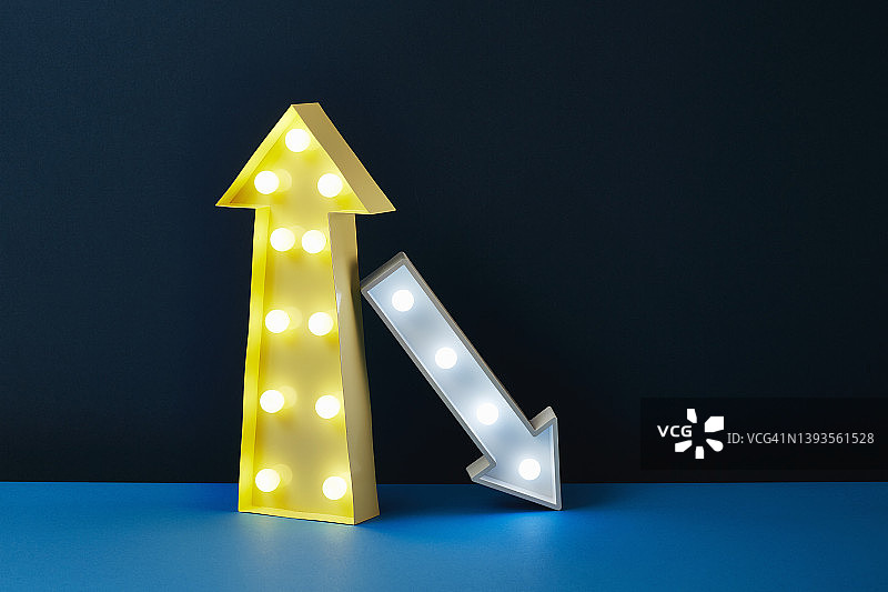 相反方向图片素材