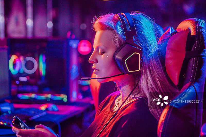 电竞游戏咖啡馆里的另类金发女性图片素材