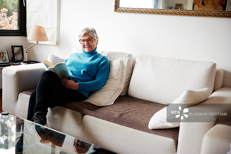 坐在客厅里的老年妇女肖像图片素材